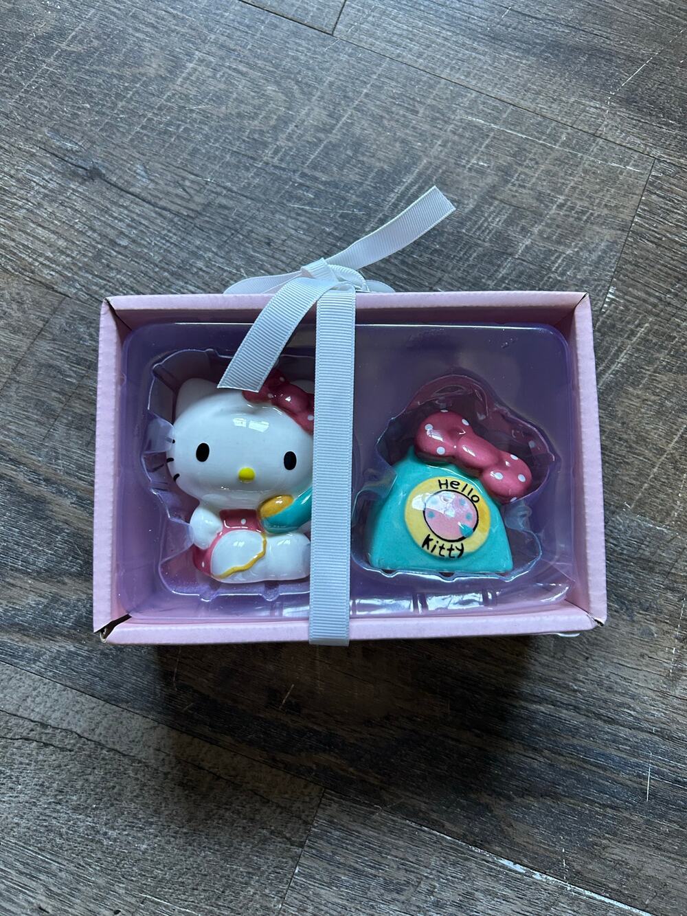 Hello Kitty Phone a Friend Ceramic Salt & Pepper Shakers NEW